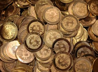 Bitcoin es una moneda virtual que en 2009 se creó por una persona o grupo desconocido que usa el nombre en clave de Satoshi Nakamoto 