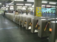 En el caso de Metro de Sao Paulo, el proyecto consiste en la implantación de los sistemas de control de accesos y validación de billetes para las 11 estaciones de la extensión de la Línea 5.