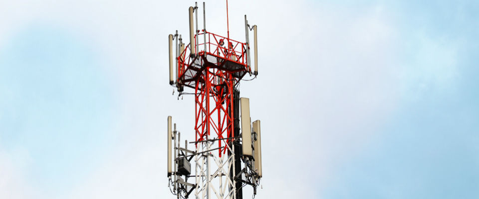 Antena que provee de servicios celulares a usarios colombianos