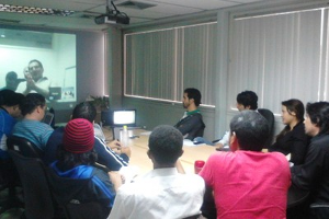 El equipo de Canaima GNU/Linux reunido por conferencia con los responsables de Huayra. 