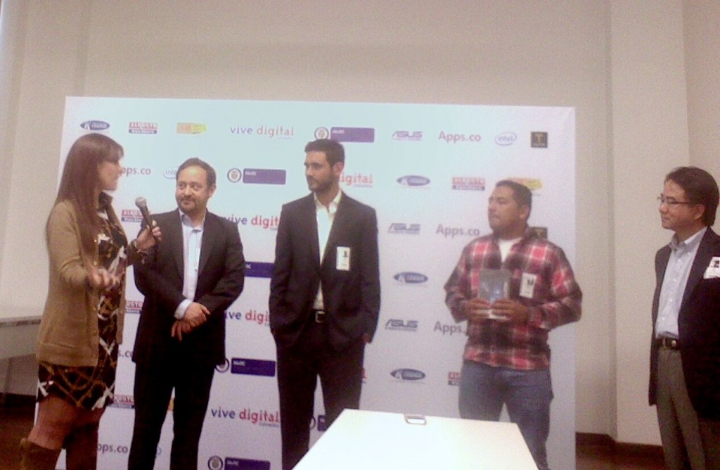 La viceministra TIC, María Cristina Hoyos, el representante de Intel, Carlos rebellón, el creador de Tappsi, Andrés Gutiérrez y el taxista premiado por Tappsi con un nuevo tablet de Asus. 