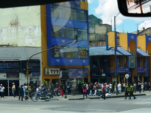 Este es el complejo comercial, ubicado en la avenida Jiménez con Caracas, para realizar la extinción de dominio de 66 locales donde se vendían celulares robados.