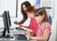 Niños usuarios ordenador 