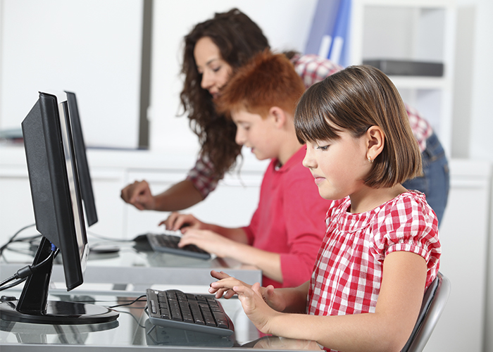Niños usuarios ordenador hijos padres