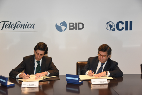A la izquierda, José María Álvarez-Pallete, presidente ejecutivo de Telefónica junto a Luis Alberto Moreno, presidente del BID. 