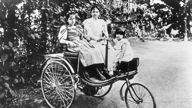 Bertha Benz fue la primera mujer en recorrer una larga distancia en un automóvil con motor de gasolina y lo hizo sin el consentimiento de su marido. 